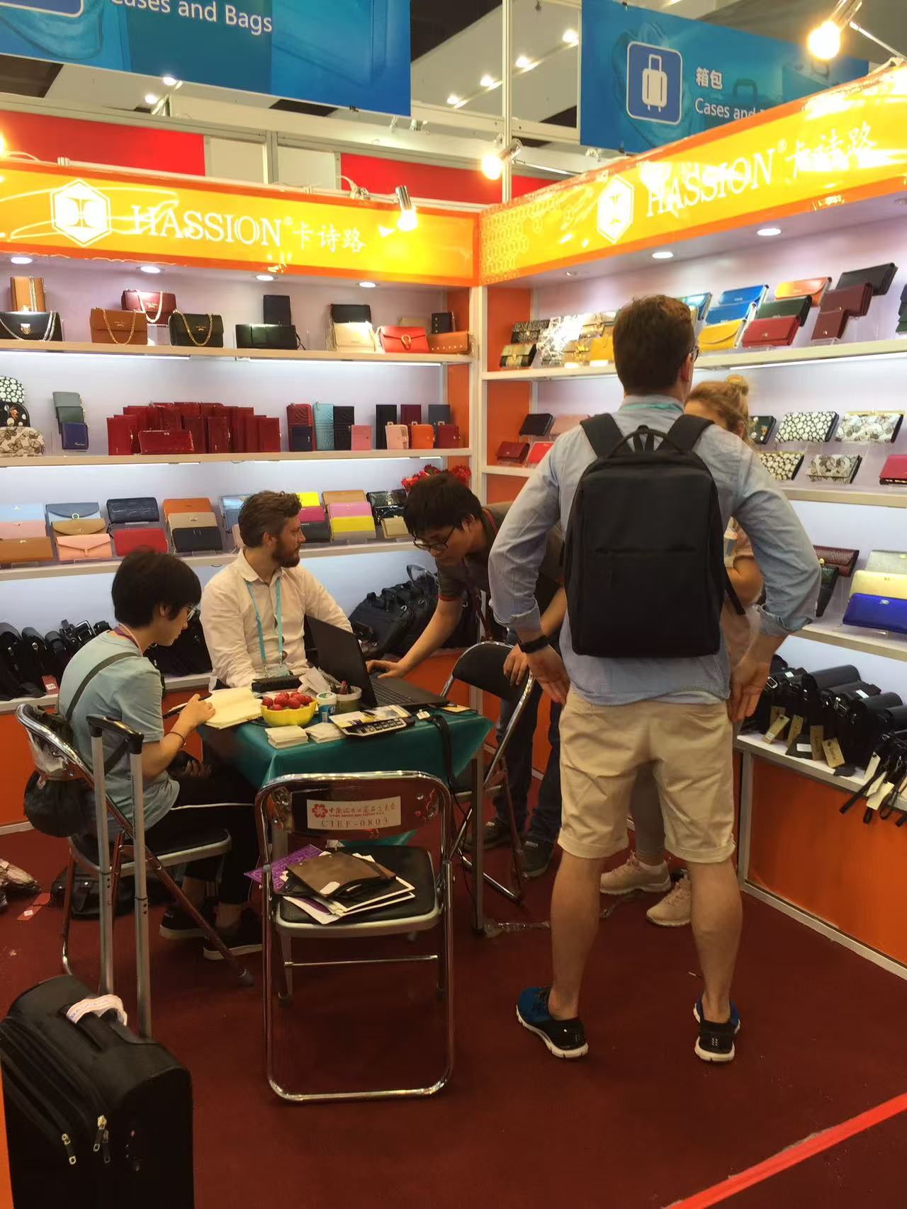 Overseas buyer inquiry and sample review at HASSION booth