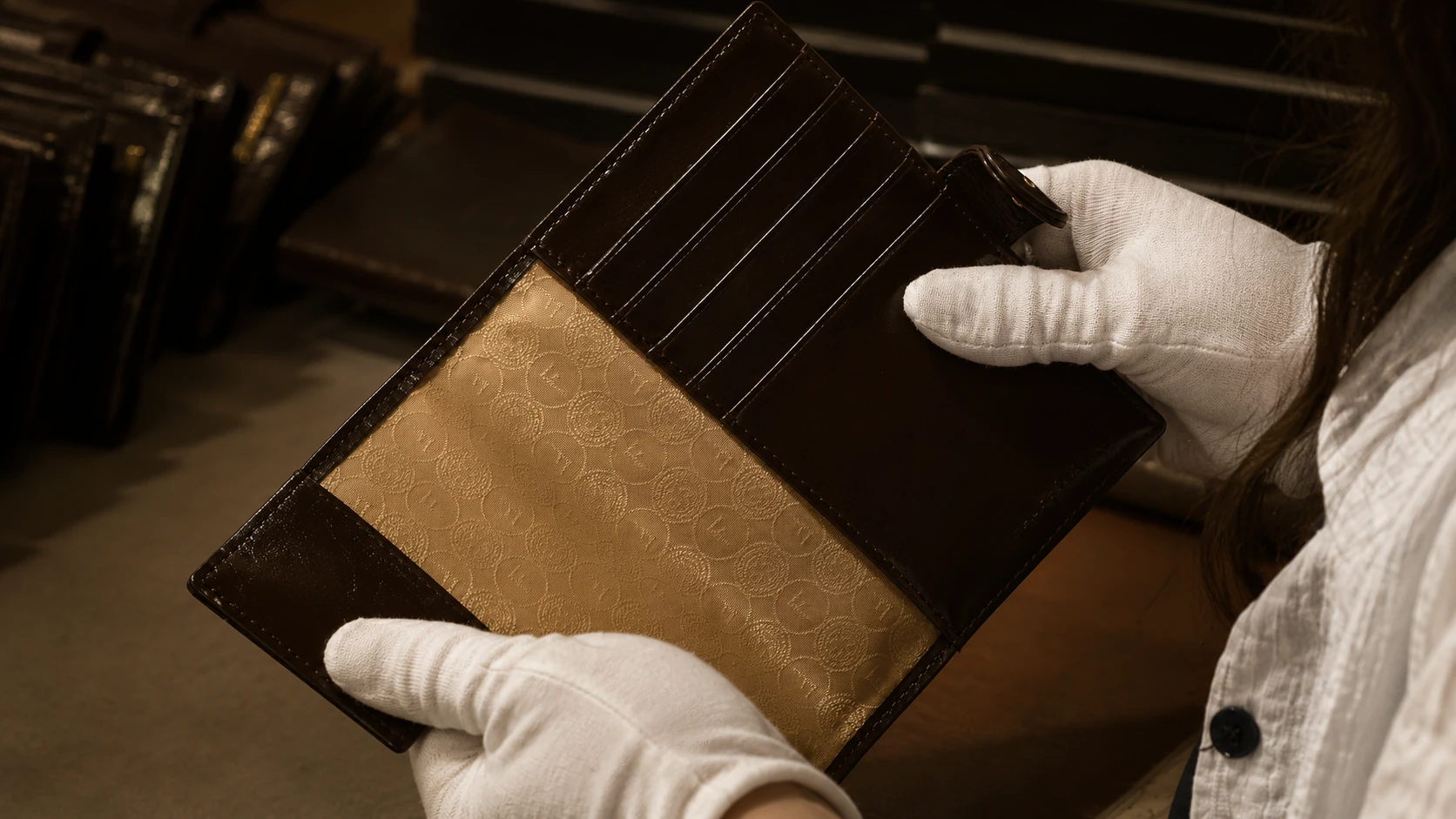 HASSION leather goods quality inspection with white gloves
